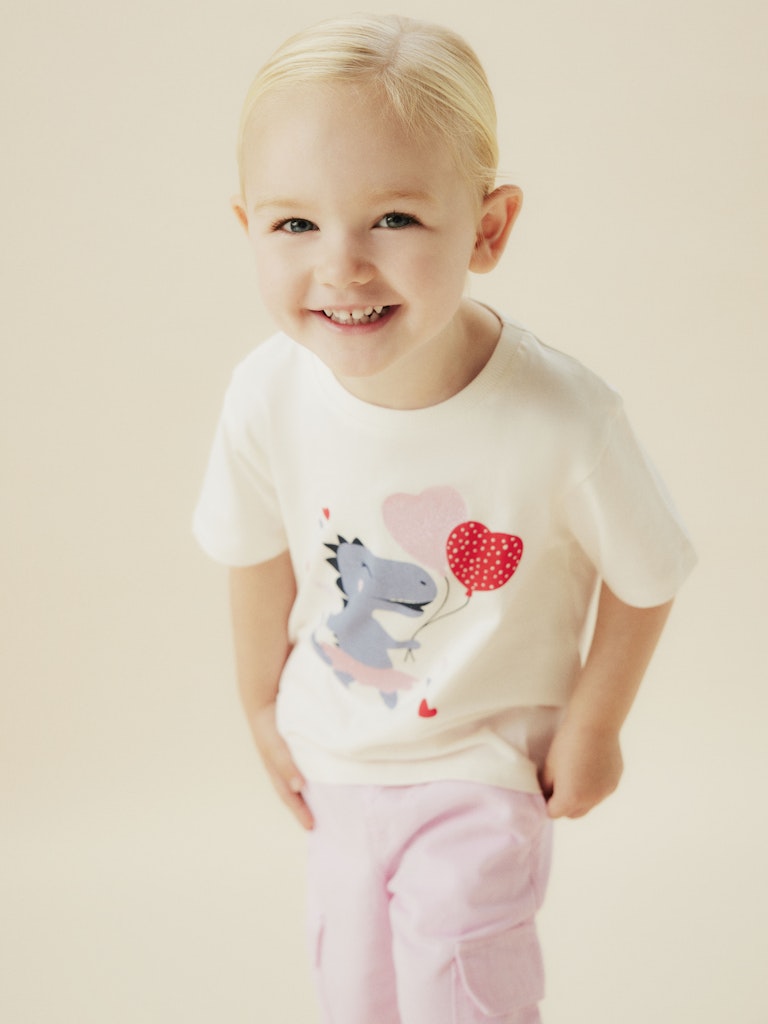 Vit kortärmad t-shirt till flicka. Topp med dinosaurie på, söt tjej tröja i ekologisk bomull från Name it.
NMFKATINKA SS NREG TOP PB
13244912