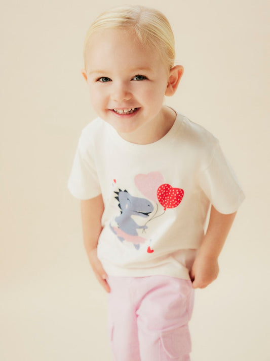 Vit kortärmad t-shirt till flicka. Topp med dinosaurie på, söt tjej tröja i ekologisk bomull från Name it.
NMFKATINKA SS NREG TOP PB
13244912