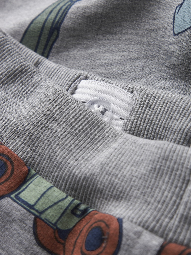 Grå mys byxa till pojke med grävare och lastbil. Joggers med print.
NMMNENEAN SWE PANT BRU PB
13244927