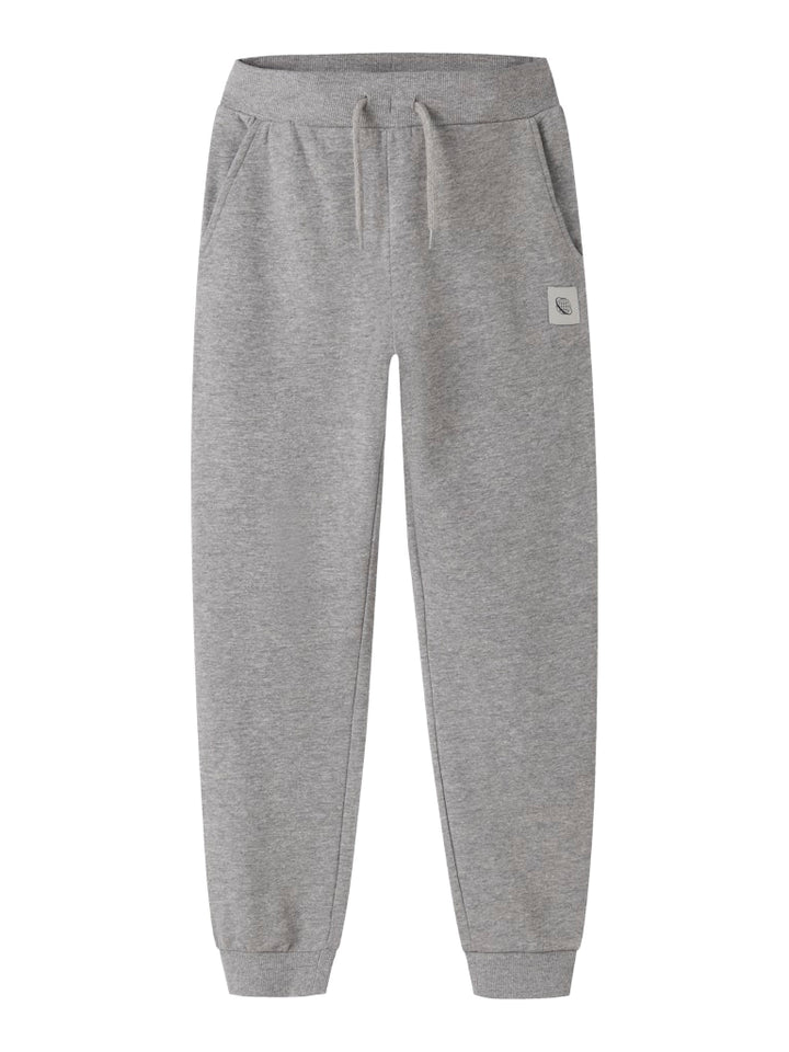 Grå mjukis byxa i sweat till kille. Joggers till pojke i återvunnen polyester från Name it.
NKMNELLO NREG SWE PANT BRU PB
13244937