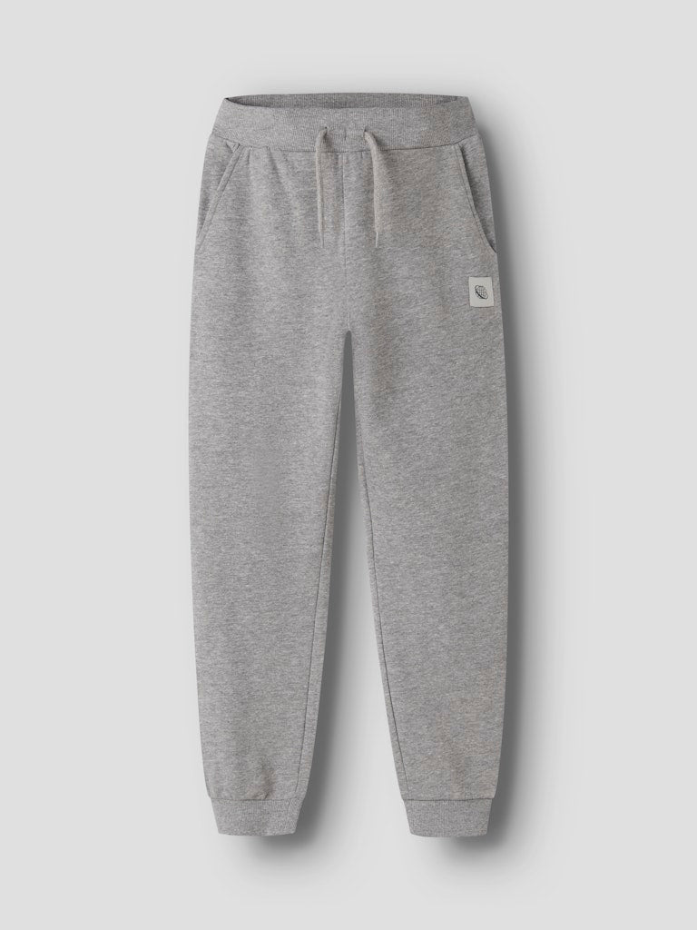 Grå mjukis byxa i sweat till kille. Joggers till pojke i återvunnen polyester från Name it.
NKMNELLO NREG SWE PANT BRU PB
13244937
