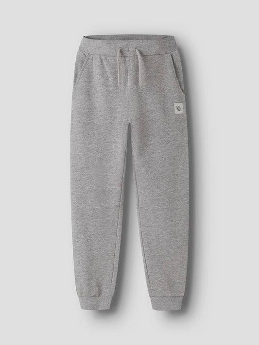 Grå mjukis byxa i sweat till kille. Joggers till pojke i återvunnen polyester från Name it.
NKMNELLO NREG SWE PANT BRU PB
13244937