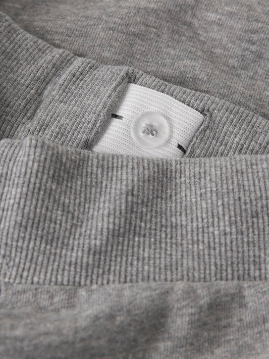 Grå mjukis byxa i sweat till kille. Joggers till pojke i återvunnen polyester från Name it.
NKMNELLO NREG SWE PANT BRU PB
13244937