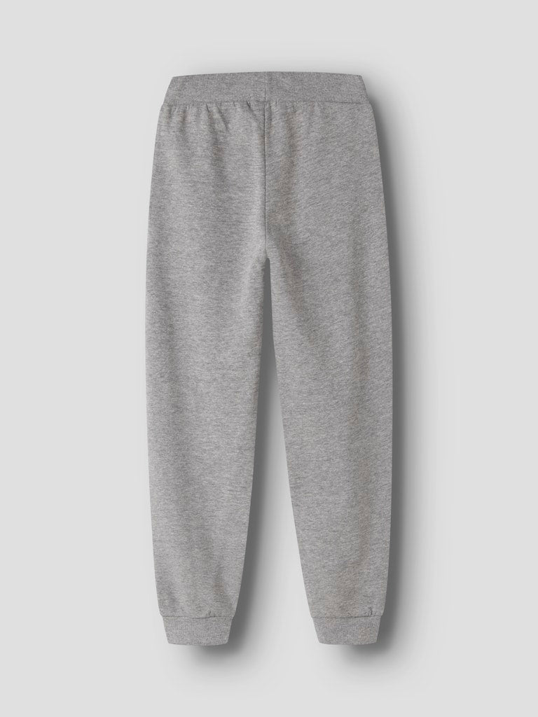Grå mjukis byxa i sweat till kille. Joggers till pojke i återvunnen polyester från Name it.
NKMNELLO NREG SWE PANT BRU PB
13244937