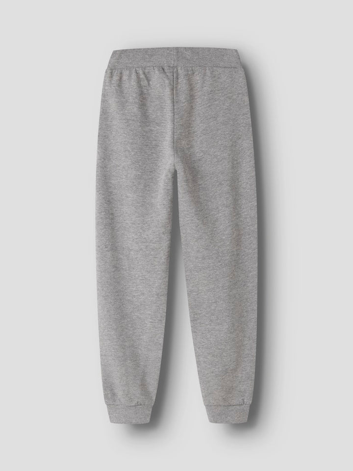Grå mjukis byxa i sweat till kille. Joggers till pojke i återvunnen polyester från Name it.
NKMNELLO NREG SWE PANT BRU PB
13244937