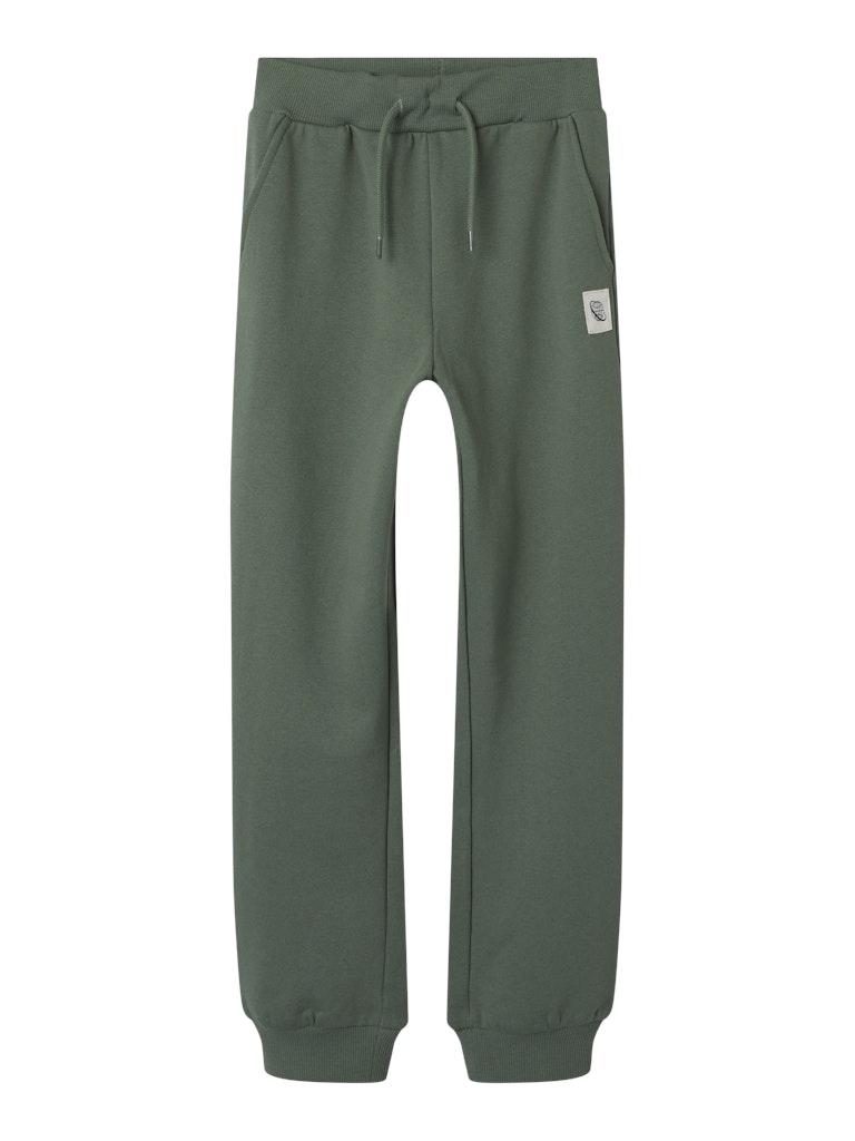Grön mjukis byxa i sweat till kille. Joggers till pojke i återvunnen polyester från Name it.
NKMNELLO NREG SWE PANT BRU PB
13244937