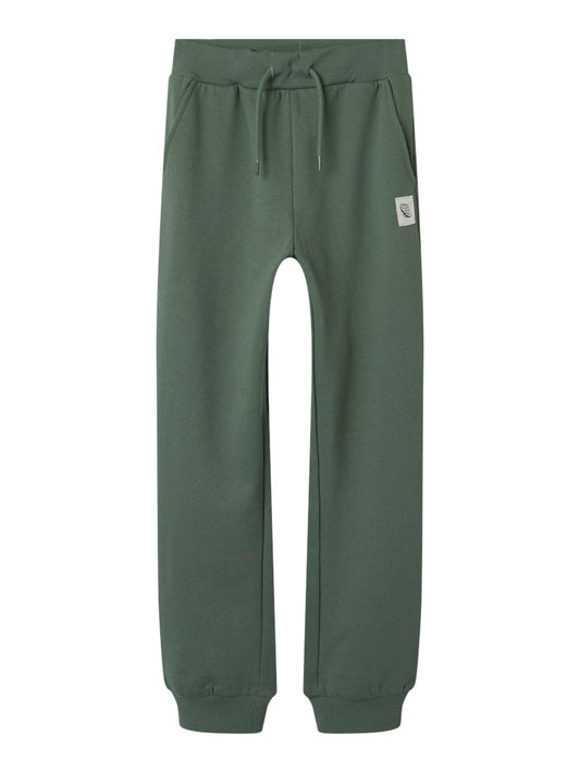Grön mjukis byxa i sweat till kille. Joggers till pojke i återvunnen polyester från Name it.
NKMNELLO NREG SWE PANT BRU PB
13244937