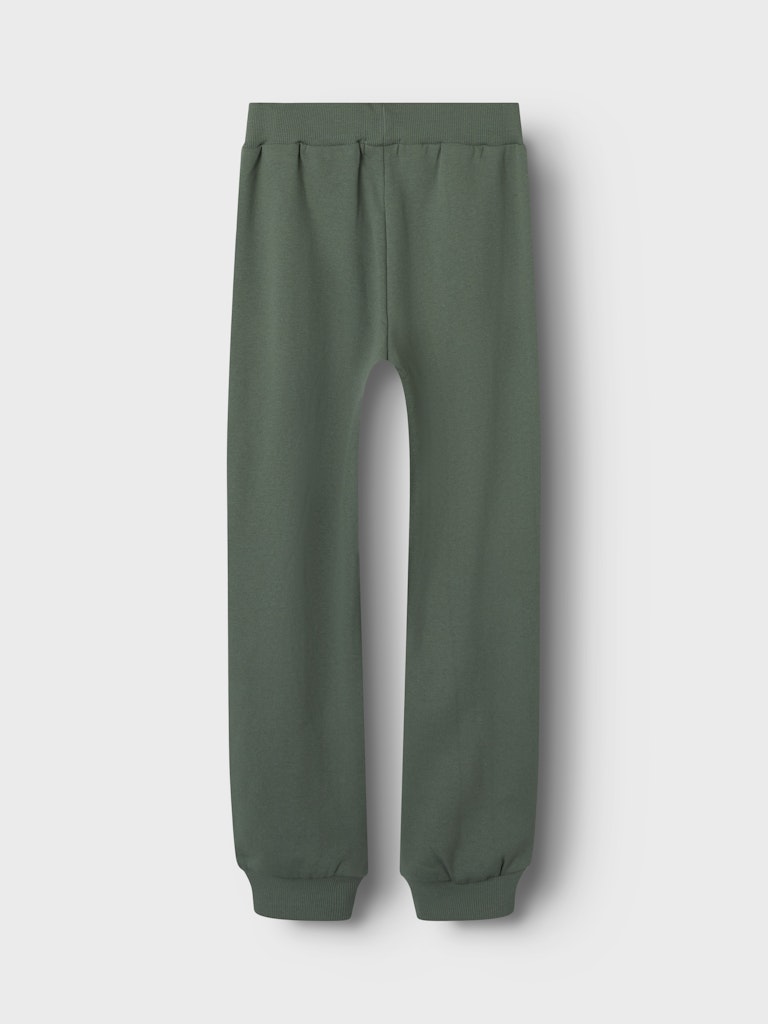 Grön mjukis byxa i sweat till kille. Joggers till pojke i återvunnen polyester från Name it.
NKMNELLO NREG SWE PANT BRU PB
13244937