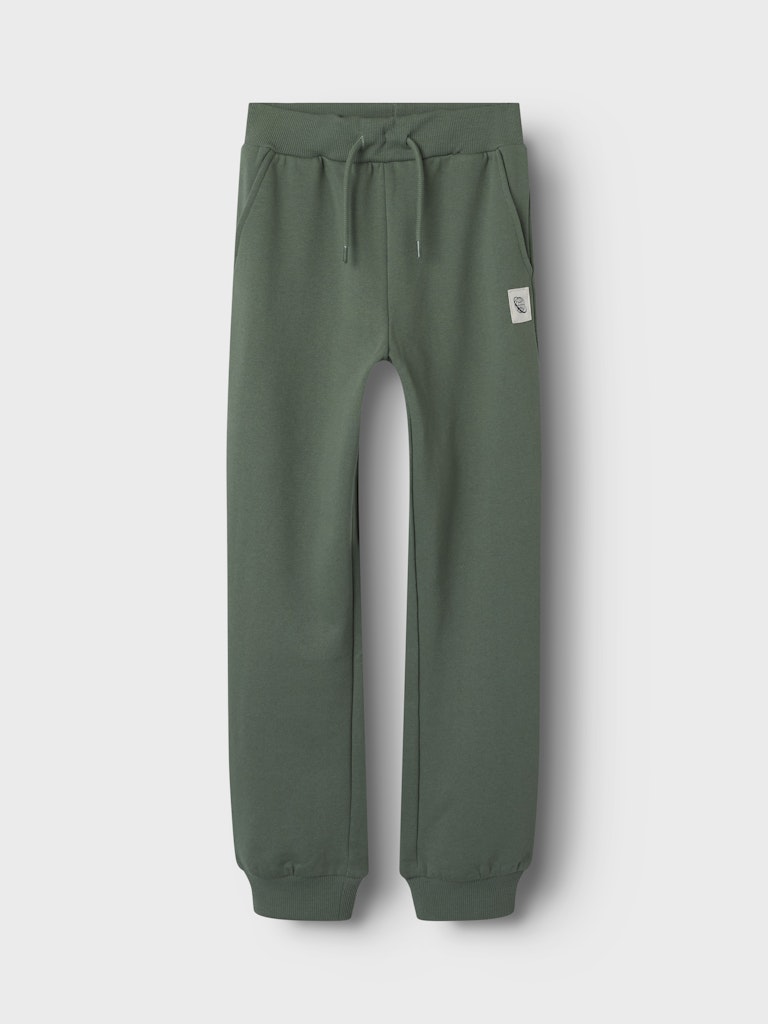 Grön mjukis byxa i sweat till kille. Joggers till pojke i återvunnen polyester från Name it.
NKMNELLO NREG SWE PANT BRU PB
13244937