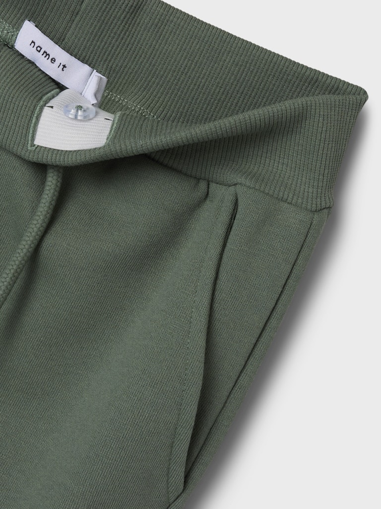 Grön mjukis byxa i sweat till kille. Joggers till pojke i återvunnen polyester från Name it.
NKMNELLO NREG SWE PANT BRU PB
13244937