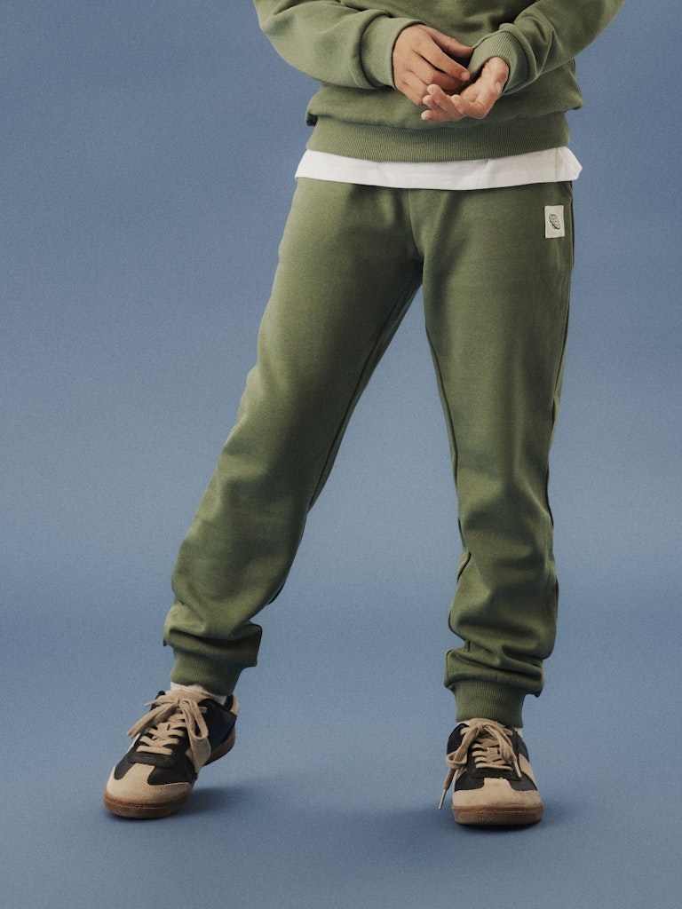 Grön mjukis byxa i sweat till kille. Joggers till pojke i återvunnen polyester från Name it.
NKMNELLO NREG SWE PANT BRU PB
13244937