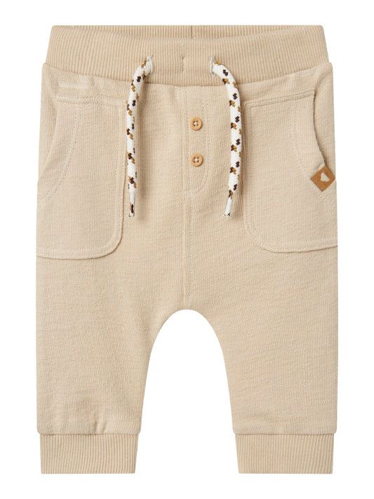 Fin baby byxa i ekologis bomull till bebis pojke. Neutral beige byxor till din nyfödd baby.
NBMLOOP SWEAT PANT
13245277