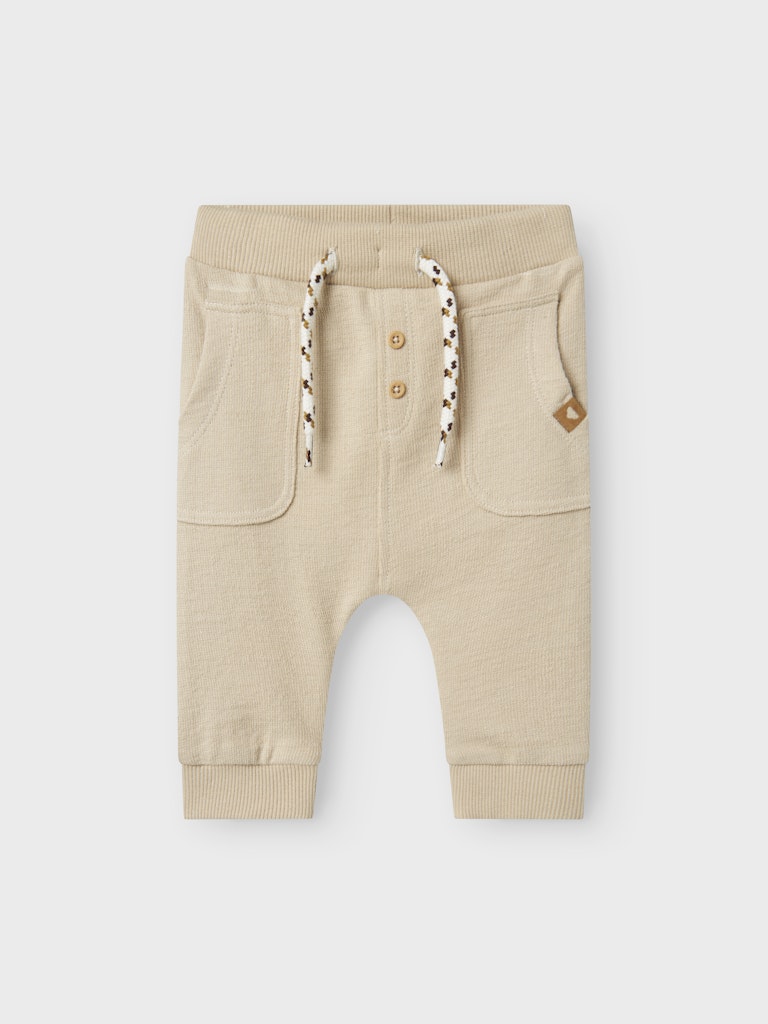Fin baby byxa i ekologis bomull till bebis pojke. Neutral beige byxor till din nyfödd baby.
NBMLOOP SWEAT PANT
13245277