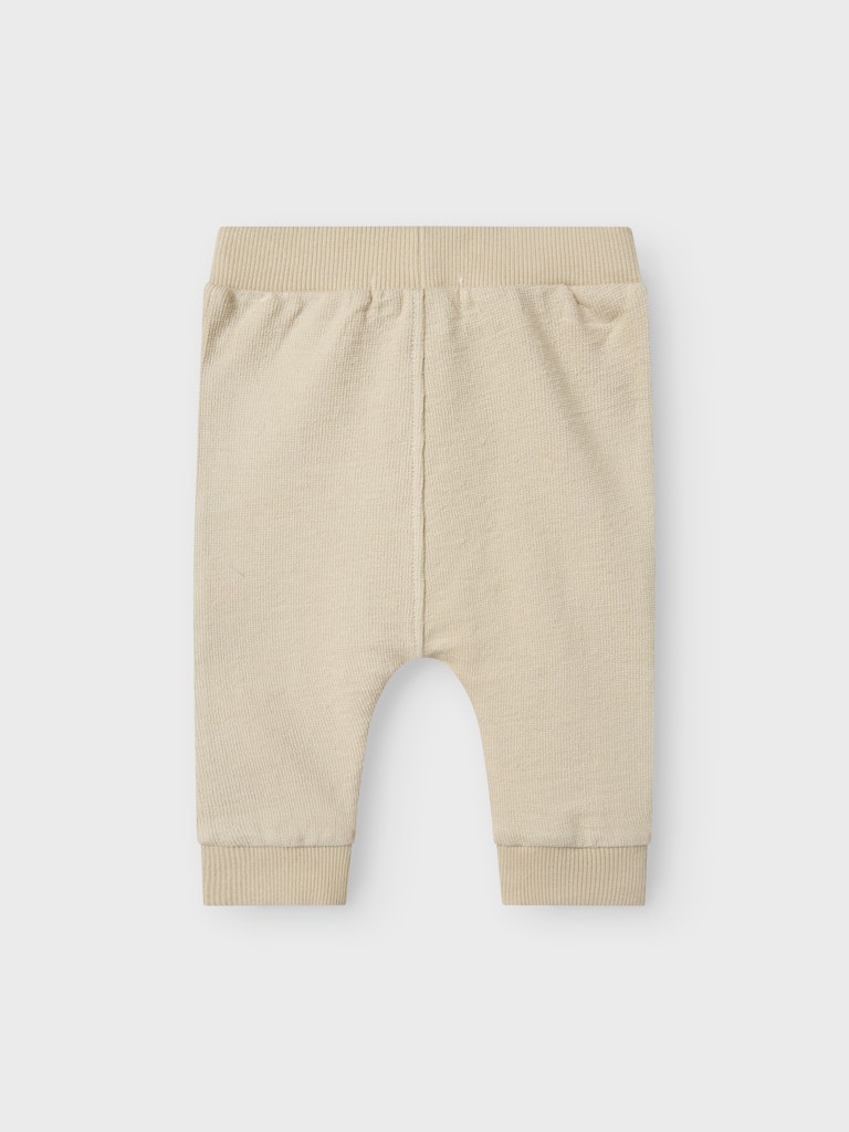 Fin baby byxa i ekologis bomull till bebis pojke. Neutral beige byxor till din nyfödd baby.
NBMLOOP SWEAT PANT
13245277