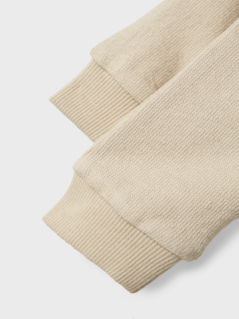 Fin baby byxa i ekologis bomull till bebis pojke. Neutral beige byxor till din nyfödd baby.
NBMLOOP SWEAT PANT
13245277