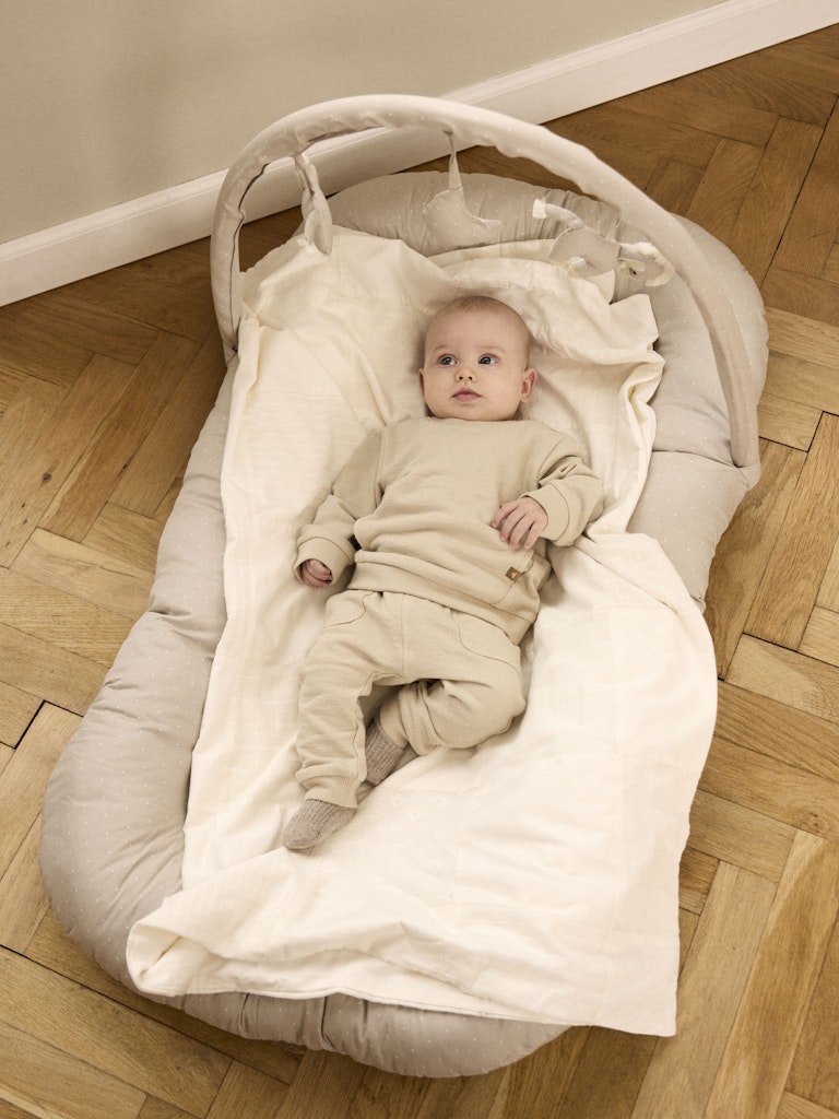 Fin baby byxa i ekologis bomull till bebis pojke. Neutral beige byxor till din nyfödd baby.
NBMLOOP SWEAT PANT
13245277