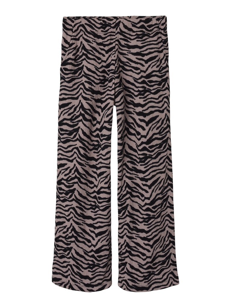 Rosa, svart mönstrad byxa till flicka. Tjej byxor med tiger mönster eller kanske är det zebra mönstrat i återvunnen polyester från Name it.
NKFLOTTA WIDE PANT BOX
13245226