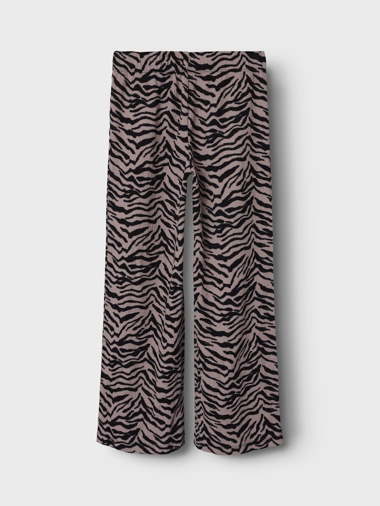 Rosa, svart mönstrad byxa till flicka. Tjej byxor med tiger mönster eller kanske är det zebra mönstrat i återvunnen polyester från Name it.
NKFLOTTA WIDE PANT BOX
13245226