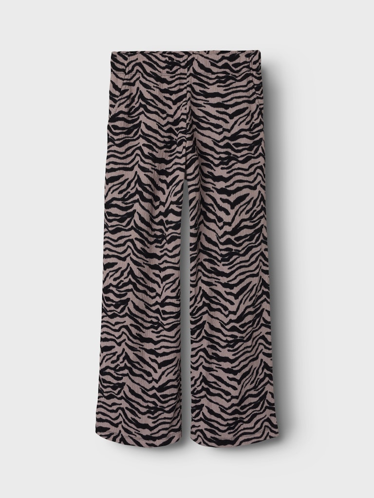 Rosa, svart mönstrad byxa till flicka. Tjej byxor med tiger mönster eller kanske är det zebra mönstrat i återvunnen polyester från Name it.
NKFLOTTA WIDE PANT BOX
13245226
