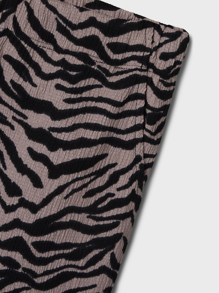 Rosa, svart mönstrad byxa till flicka. Tjej byxor med tiger mönster eller kanske är det zebra mönstrat i återvunnen polyester från Name it.
NKFLOTTA WIDE PANT BOX
13245226