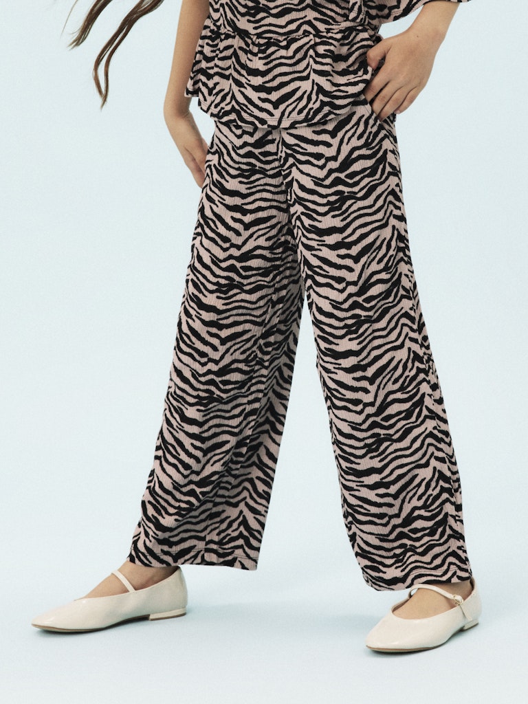 Rosa, svart mönstrad byxa till flicka. Tjej byxor med tiger mönster eller kanske är det zebra mönstrat i återvunnen polyester från Name it.
NKFLOTTA WIDE PANT BOX
13245226