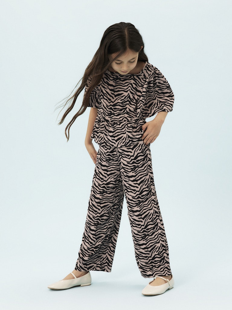 Rosa, svart mönstrad byxa till flicka. Tjej byxor med tiger mönster eller kanske är det zebra mönstrat i återvunnen polyester från Name it.
NKFLOTTA WIDE PANT BOX
13245226