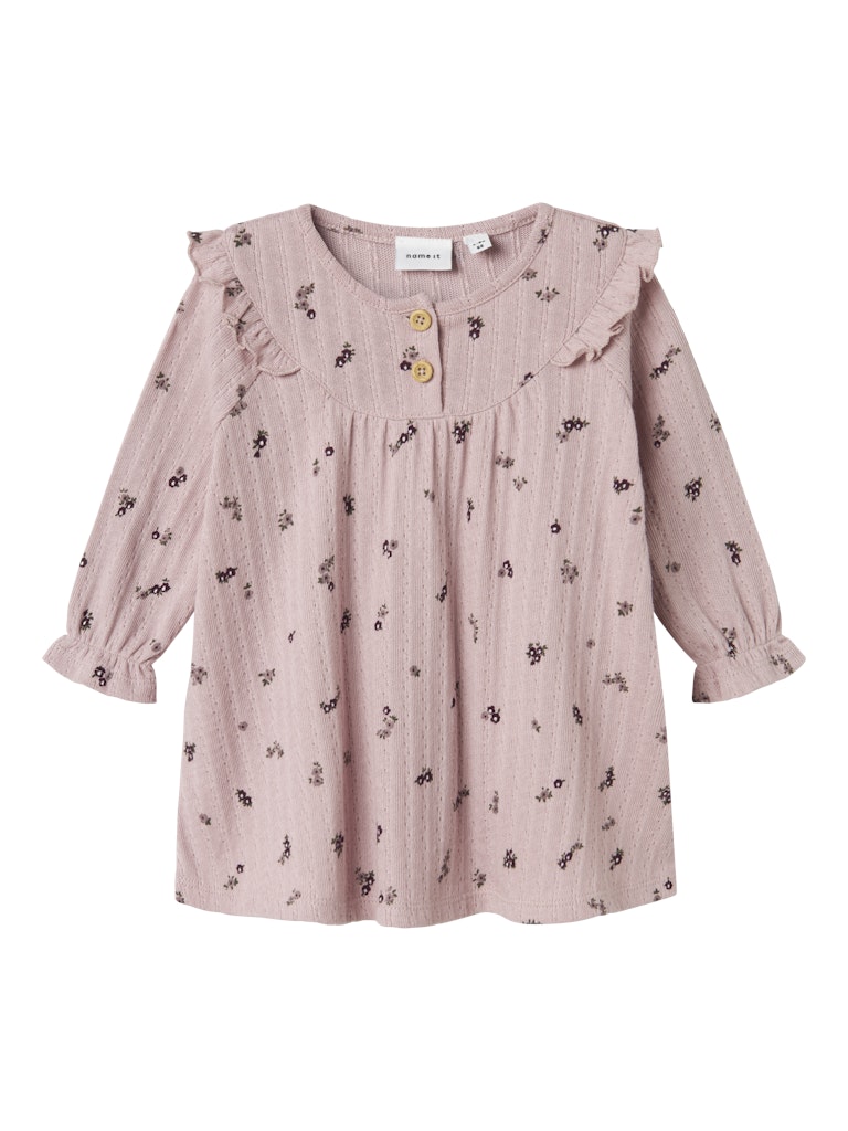 Rosa blommig baby klänning till bebis flicka. Långärmad klänning med knappar fram och söta volanger tillverkad i ekologisk bomull.
NBFLOWER LS DRESS
13245425