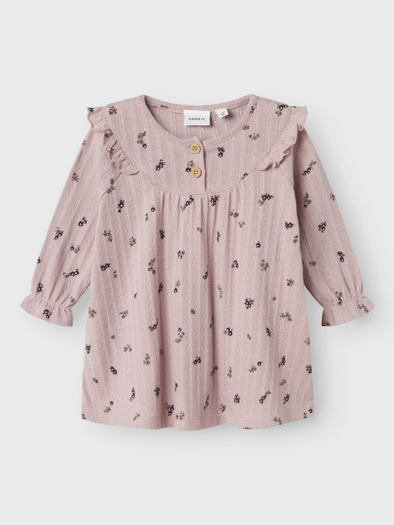 Rosa blommig baby klänning till bebis flicka. Långärmad klänning med knappar fram och söta volanger tillverkad i ekologisk bomull.
NBFLOWER LS DRESS
13245425