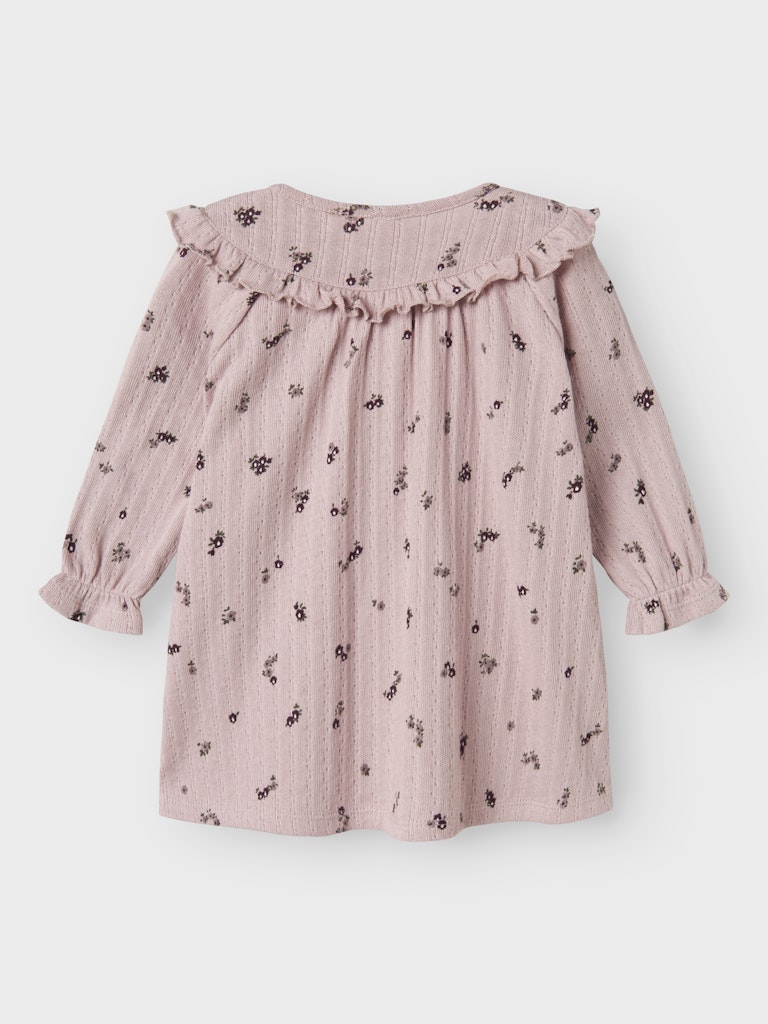 Rosa blommig baby klänning till bebis flicka. Långärmad klänning med knappar fram och söta volanger tillverkad i ekologisk bomull.
NBFLOWER LS DRESS
13245425