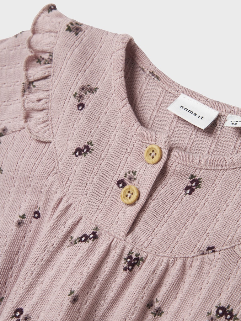 Rosa blommig baby klänning till bebis flicka. Långärmad klänning med knappar fram och söta volanger tillverkad i ekologisk bomull.
NBFLOWER LS DRESS
13245425