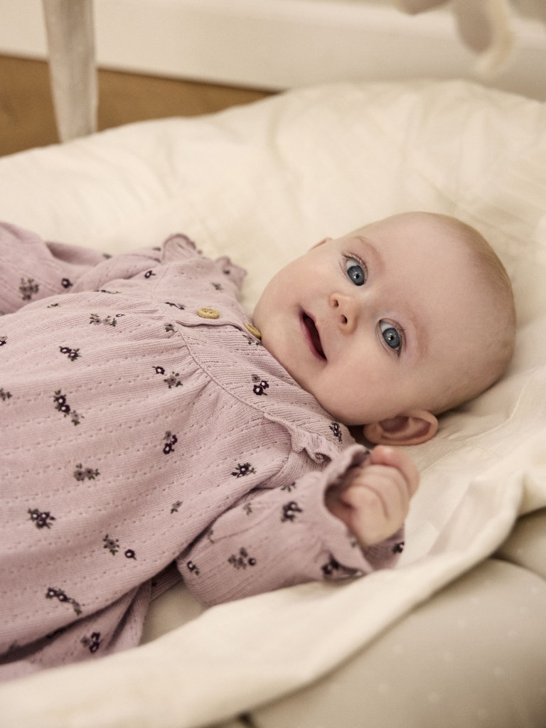 Rosa blommig baby klänning till bebis flicka. Långärmad klänning med knappar fram och söta volanger tillverkad i ekologisk bomull.
NBFLOWER LS DRESS
13245425