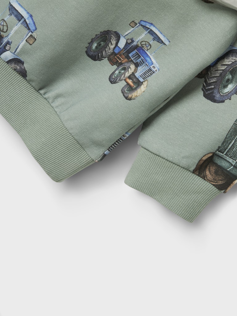 Ljus grön sweat tröja med traktorer till pojke. Ekologiska barnkläder från Name it.
NMMLUDVIG LS NREG SWEAT UNB
13244945