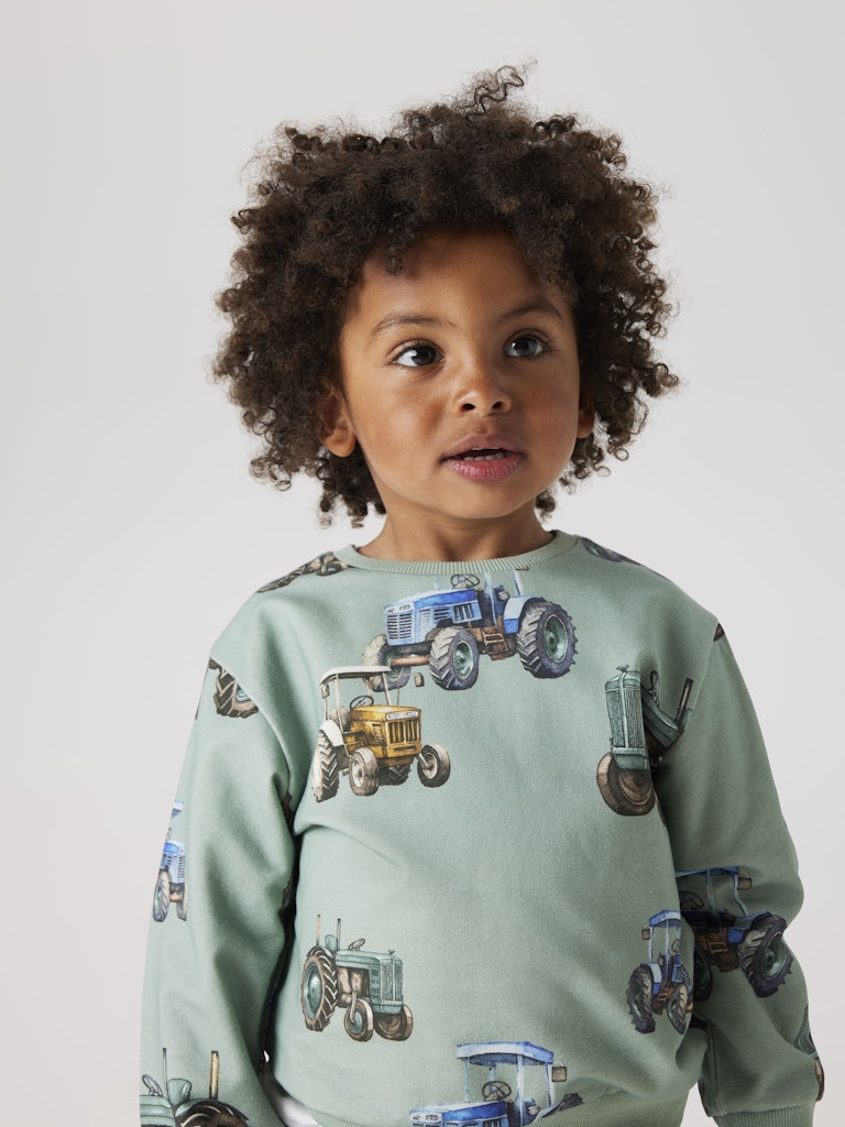 Ljus grön sweat tröja med traktorer till pojke. Ekologiska barnkläder från Name it.
NMMLUDVIG LS NREG SWEAT UNB
13244945