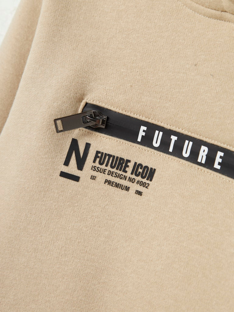 Beige hoodie till kille. Luvtröja i sweatshirt med stor ficka på bröstet.
NKMLEONAS LS NREG SWEAT WH BRU
13245479
