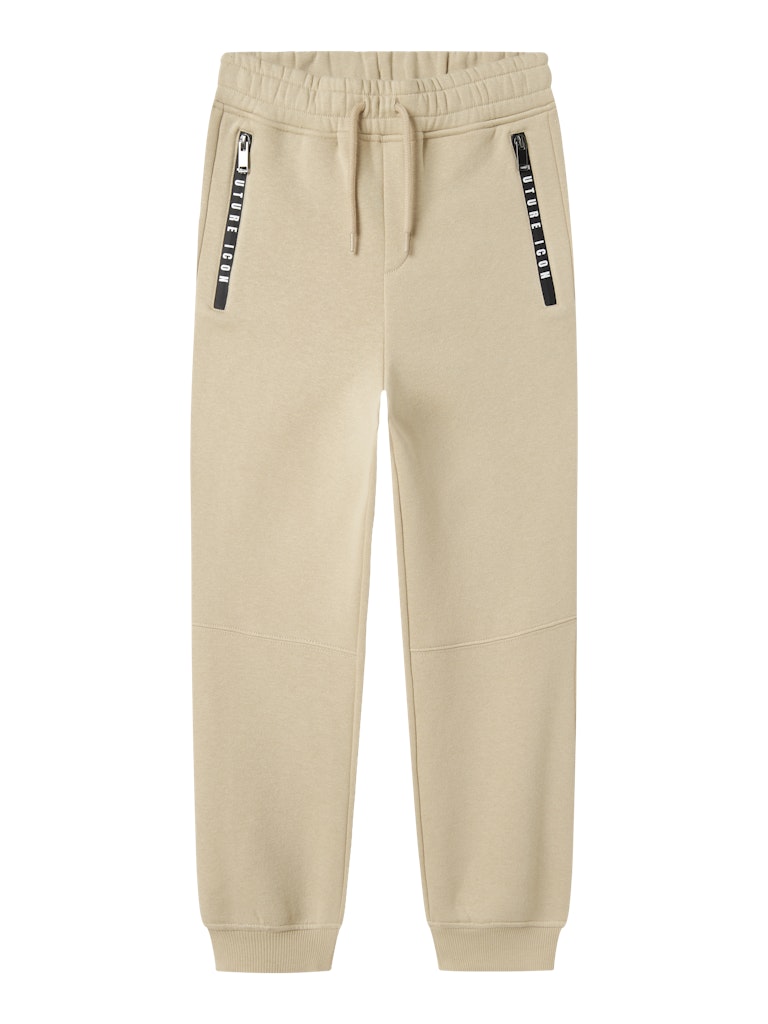 Beige mys byxa till pojke. Jogger i återvunnen sweat, fickor med dragkedja.
NKMLEONAS NREG SWEAT PANTS BRU
13245484