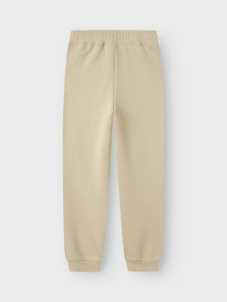 Beige mys byxa till pojke. Jogger i återvunnen sweat, fickor med dragkedja.
NKMLEONAS NREG SWEAT PANTS BRU
13245484
