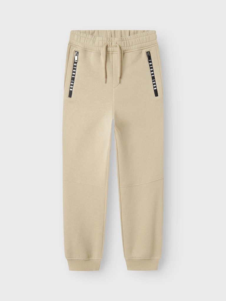 Beige mys byxa till pojke. Jogger i återvunnen sweat, fickor med dragkedja.
NKMLEONAS NREG SWEAT PANTS BRU
13245484