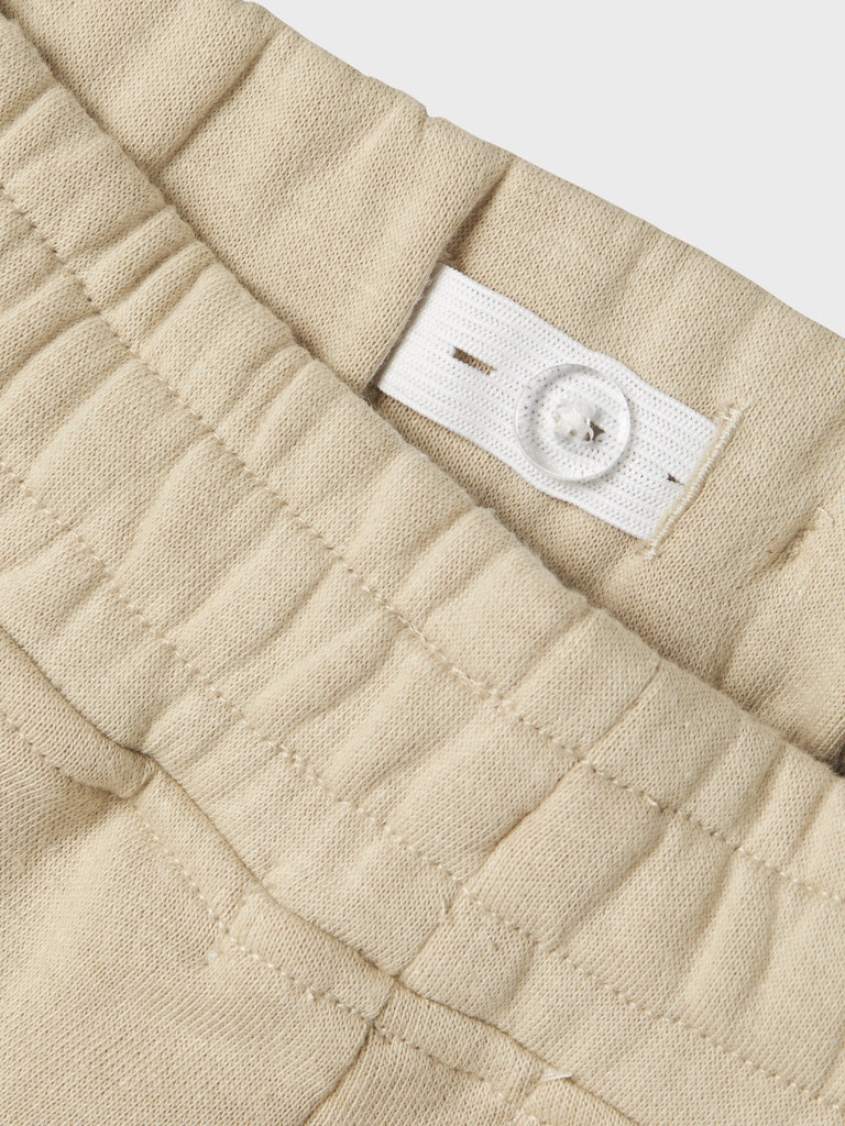 Beige mys byxa till pojke. Jogger i återvunnen sweat, fickor med dragkedja.
NKMLEONAS NREG SWEAT PANTS BRU
13245484