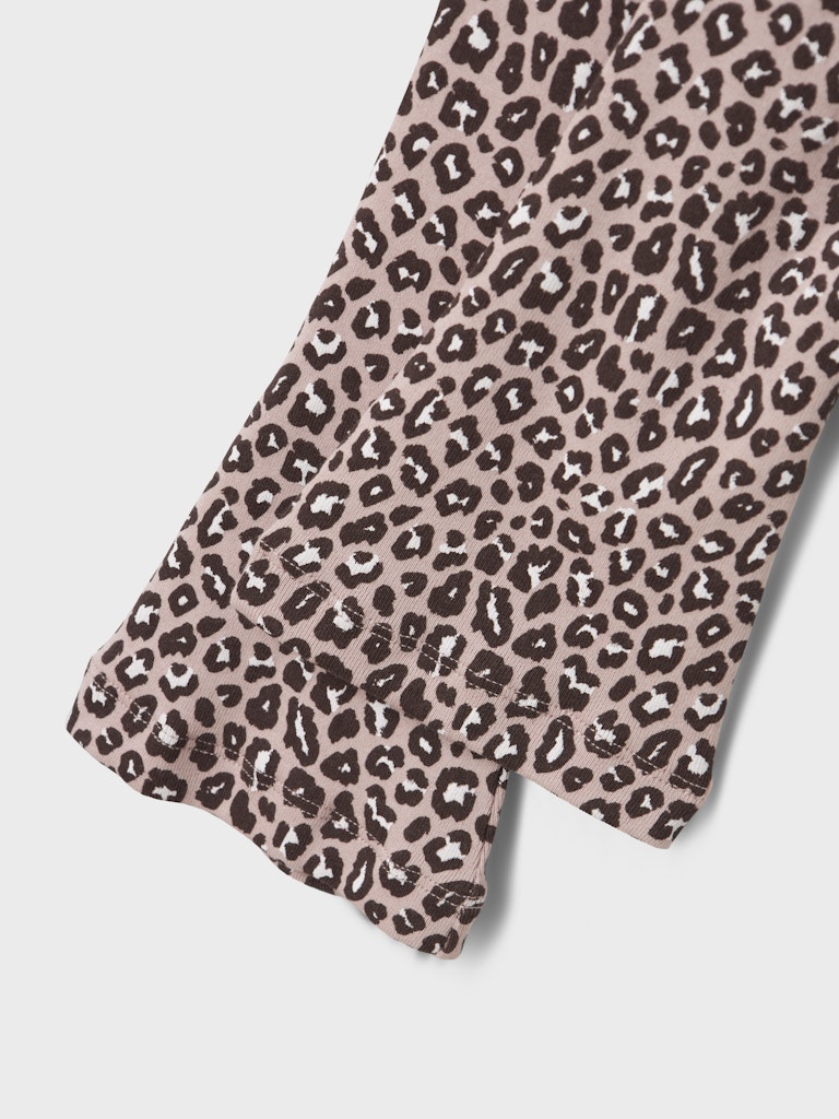 Rosa flared utsvängda leopard mönstrade byxor till flicka. Tjej leggings i ekologisk bomull från Name it.
NMFLEOANA FLARED LEGGING
13245368