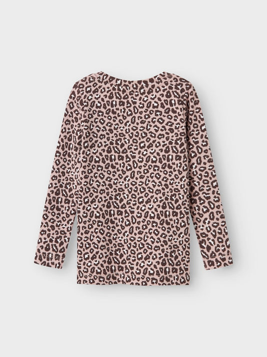 Leo mönstrad långärmad tröja i ekologisk bomull och mjuk modal. Skön rosa topp till flicka från Name it.
NMFLEOANA XSL LS TOP
13245365