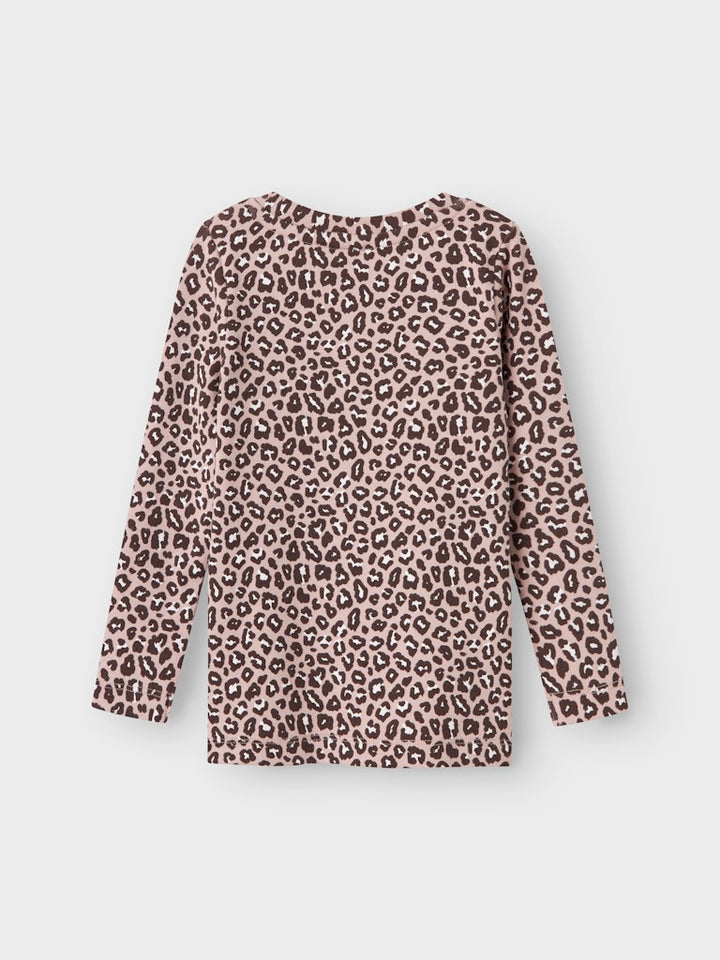 Leo mönstrad långärmad tröja i ekologisk bomull och mjuk modal. Skön rosa topp till flicka från Name it.
NMFLEOANA XSL LS TOP
13245365