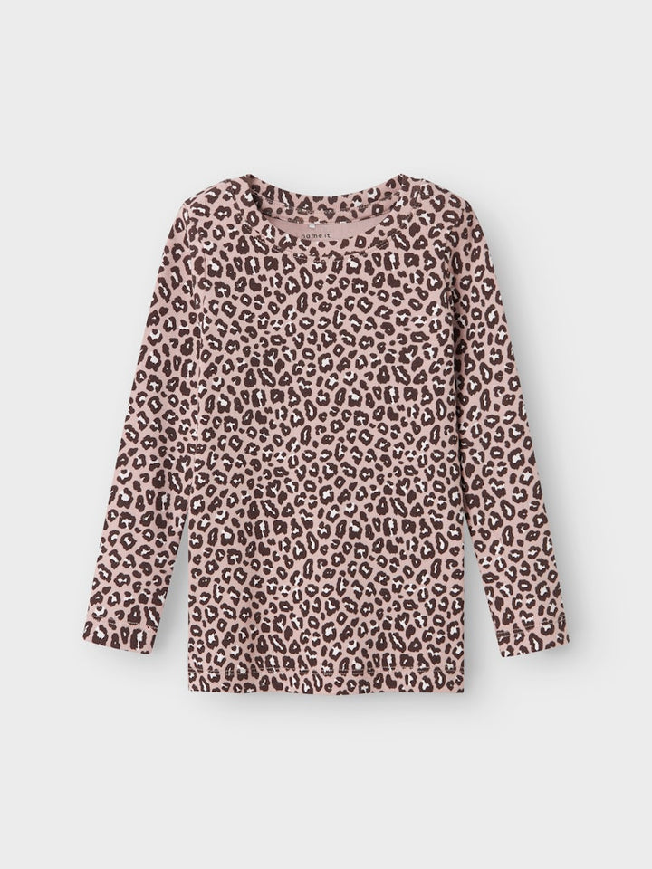 Leo mönstrad långärmad tröja i ekologisk bomull och mjuk modal. Skön rosa topp till flicka från Name it.
NMFLEOANA XSL LS TOP
13245365