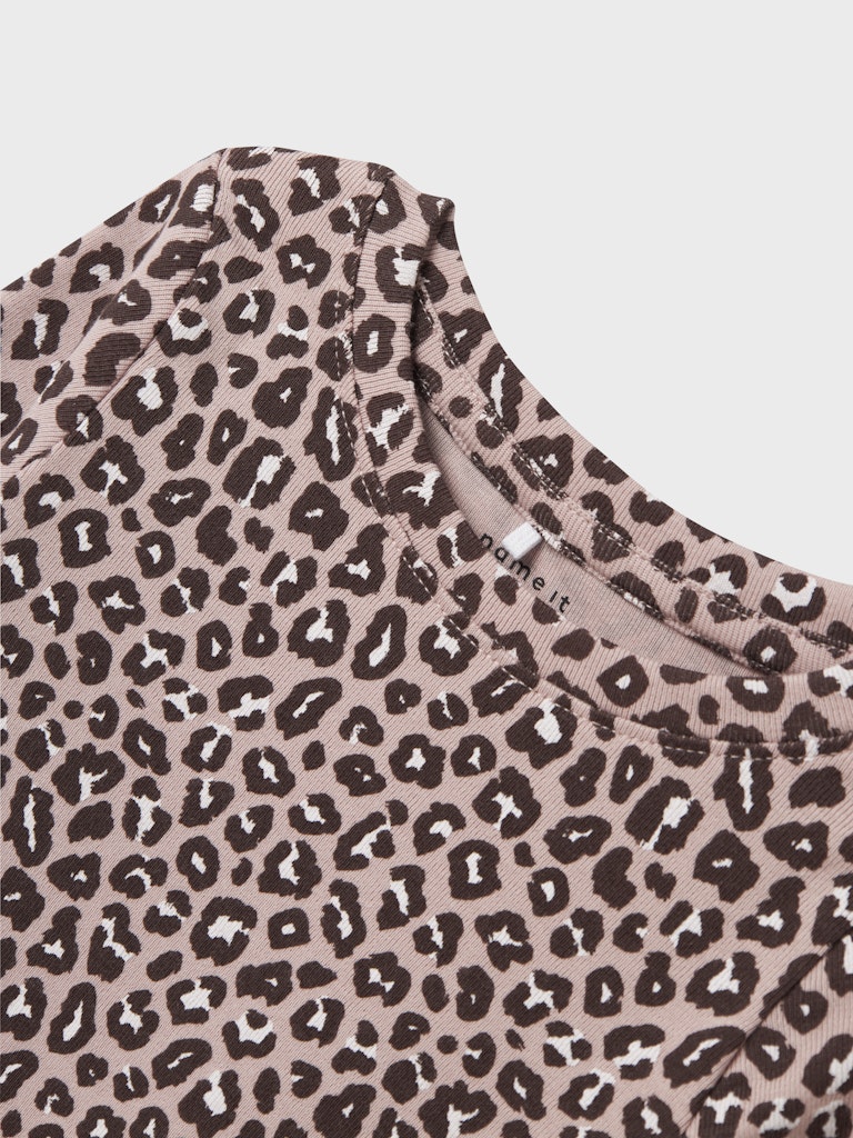 Leo mönstrad långärmad tröja i ekologisk bomull och mjuk modal. Skön rosa topp till flicka från Name it.
NMFLEOANA XSL LS TOP
13245365