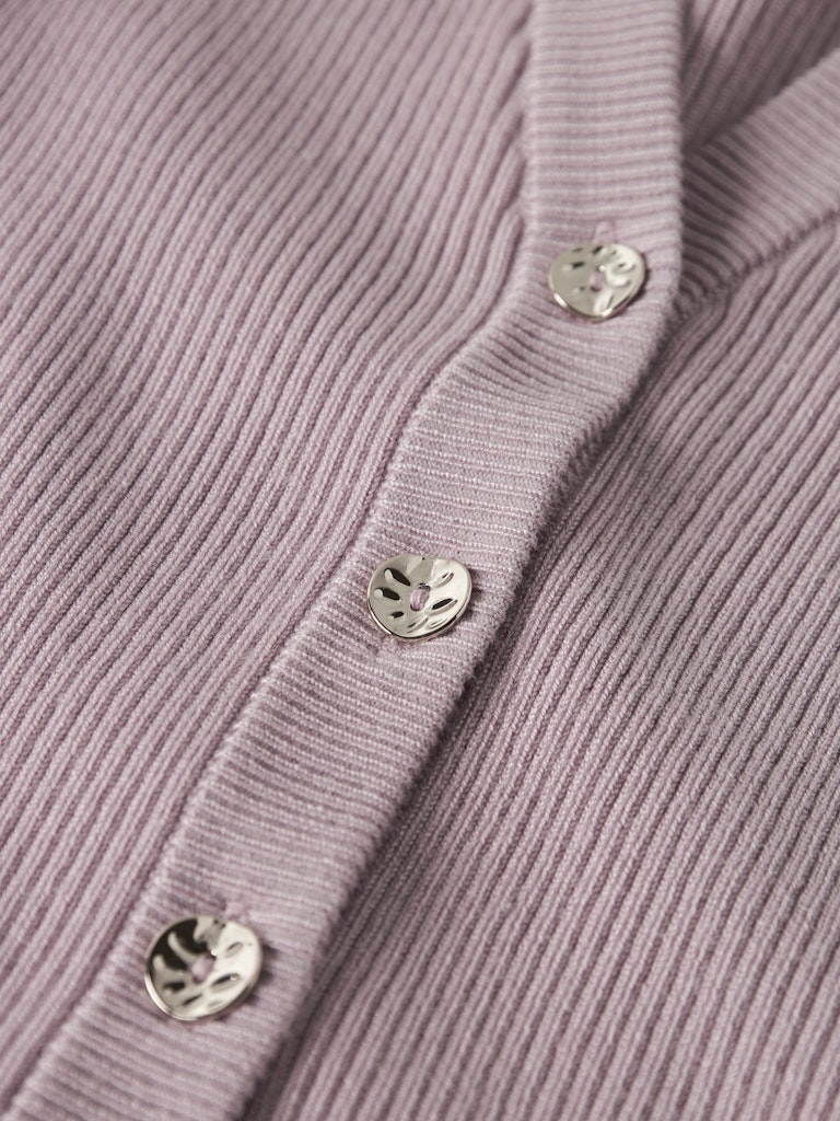 Rosa fin stickad kofta till flicka. Tjej cardigan i enkel klassisk modell som passar till både vardag och fest.
NKFLARENLISE XSL LS KNIT CARD
13245597