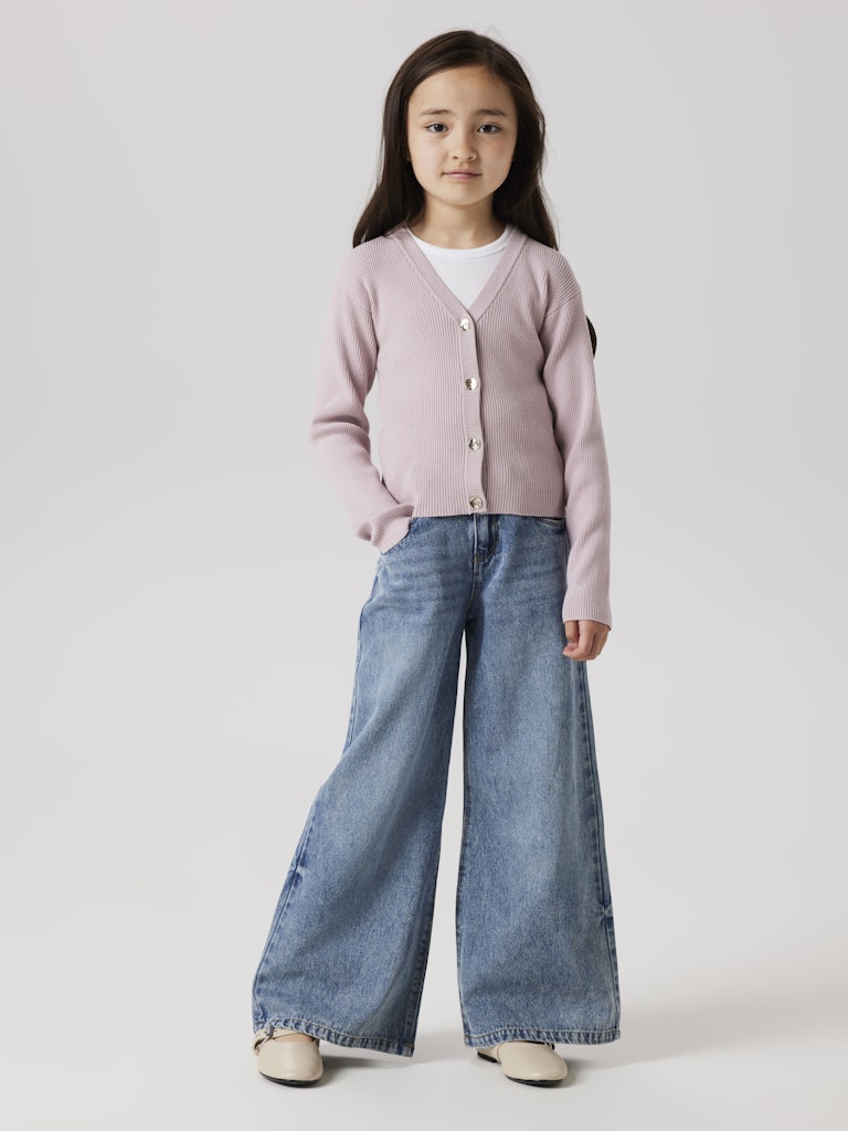 Rosa fin stickad kofta till flicka. Tjej cardigan i enkel klassisk modell som passar till både vardag och fest.
NKFLARENLISE XSL LS KNIT CARD
13245597