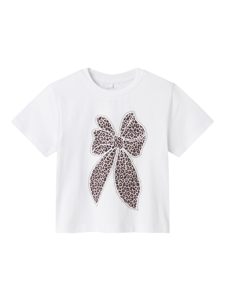 Vit kortärmad t-shirt till flicka. Tröja med leo mönstrad rosa rosett i ekologisk bomull från Name it.NMFLEOANJA SS NREG TOP
13245691