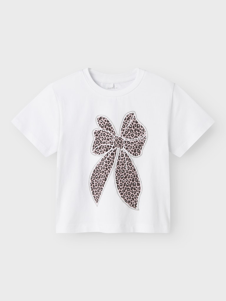 Vit kortärmad t-shirt till flicka. Tröja med leo mönstrad rosa rosett i ekologisk bomull från Name it.NMFLEOANJA SS NREG TOP
13245691
