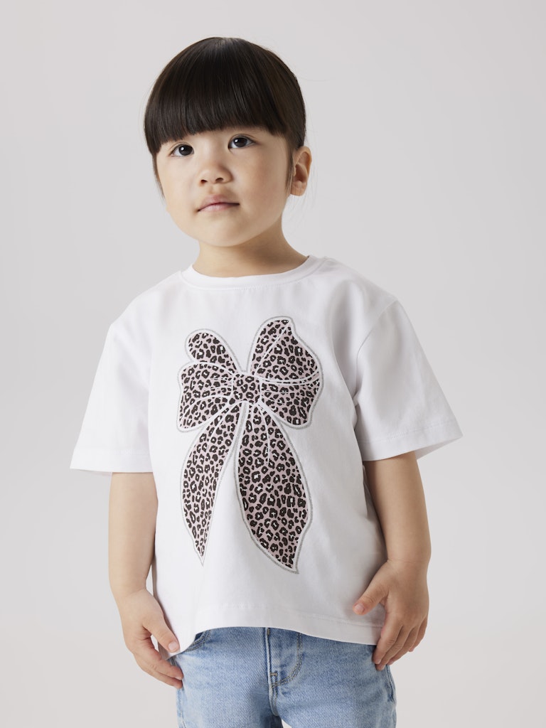 Vit kortärmad t-shirt till flicka. Tröja med leo mönstrad rosa rosett i ekologisk bomull från Name it.NMFLEOANJA SS NREG TOP
13245691