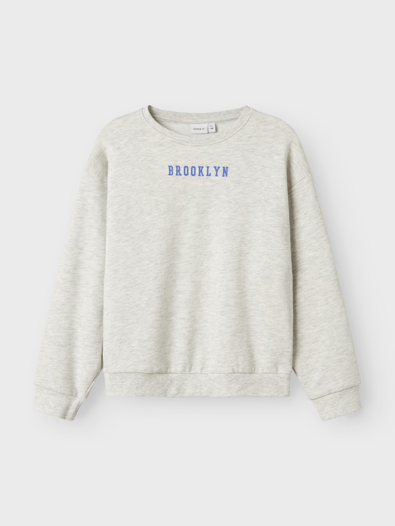 Grå sweatshirt tröja till tjej. Ekologisk Brooklyn tröja med blått backprint till flicka.
NKFNEVEA RLX SWEAT BRU
13246327