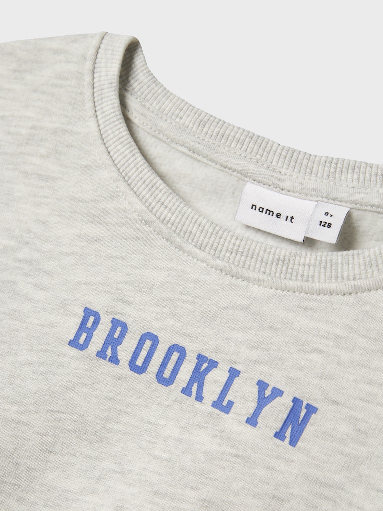 Grå sweatshirt tröja till tjej. Ekologisk Brooklyn tröja med blått backprint till flicka.
NKFNEVEA RLX SWEAT BRU
13246327